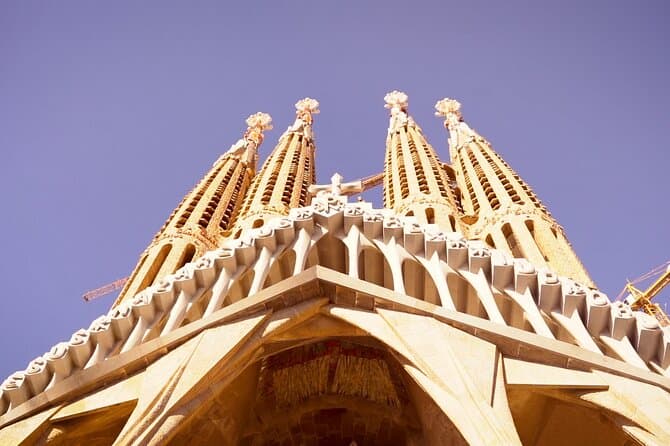 Barcelona: Sagrada Familia Team Adventure & Guided Exploration — photo 1