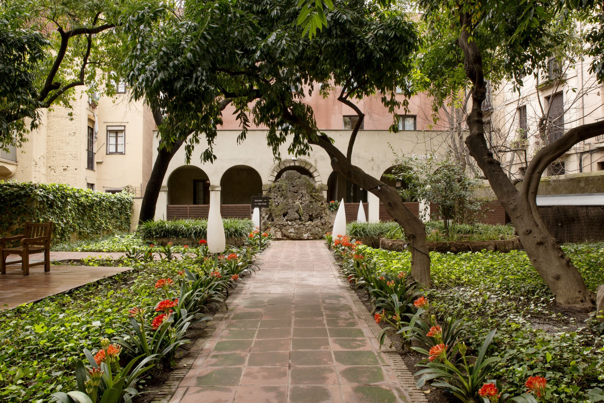 Barcelona Old Town Retreat — снимка 1
