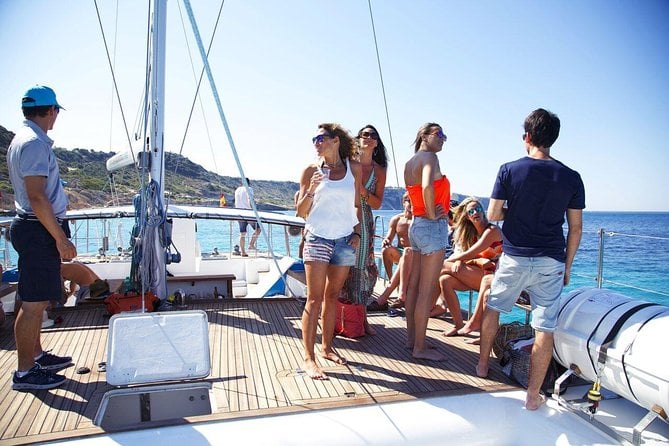 Sailing Adventure: Team Bonding with Welcome Drinks and Tapas for 10-12 People — photo 2