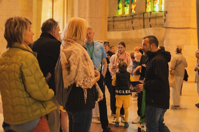 Barcelona: Sagrada Familia Team Adventure & Guided Exploration — photo 4