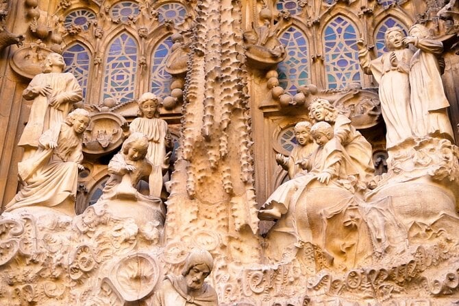 Barcelona: Sagrada Familia Team Adventure & Guided Exploration — photo 5