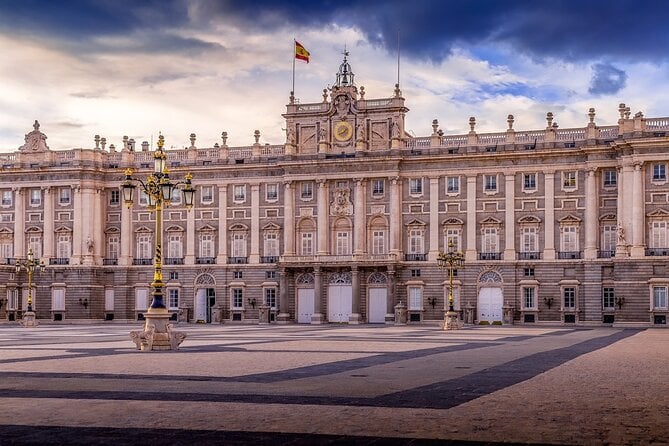 Madrid: Team Adventure at the Royal Palace with Fast-Track Access — снимка 1